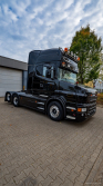 20251019-Tom-Holding-00473